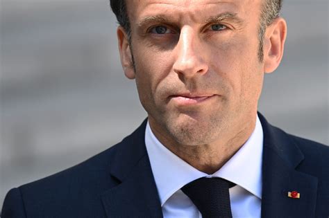 Emmanuel Macron so psom Nemom v Elyzejskom paláci