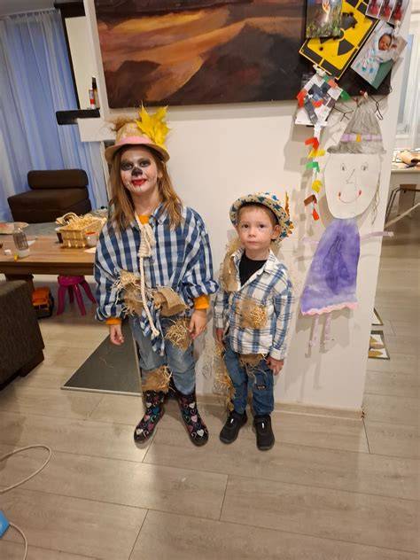 Dieťa zdobí penovú mačaciu masku