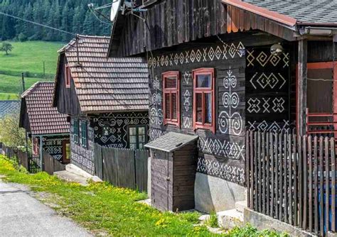 Maľované drevenice v Čičmanoch