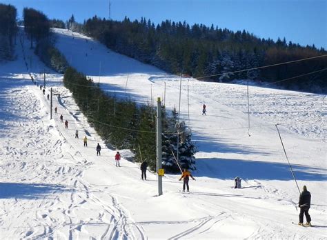 Čičmany v zime a lyžiarske stredisko Javorinka