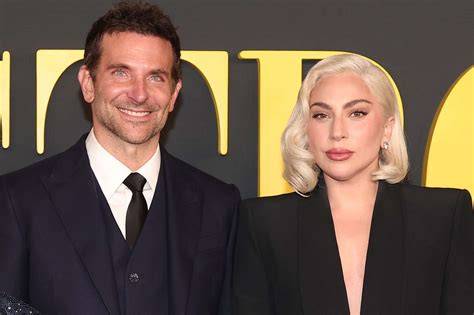 Bradley Cooper a Lady Gaga na pódiu