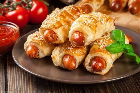 opečený hot dog v žemli so zeleninou