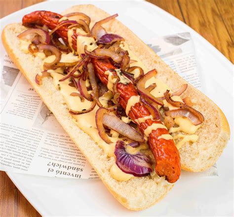 hot dog s karamelizovanou cibuľou čedarom