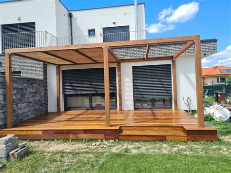 vlhká jarná terasa s machom a škvrnami