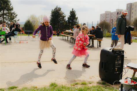 Deti sa hrajú s interaktívnym robotickým psíkom