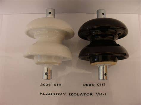 Keramické izolátory VN na elektrickém vedení